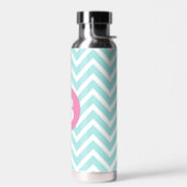 Trendiges Hellblau-Chevron-Rosa-Monogramm Trinkflasche (Links)