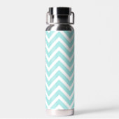 Trendiges Hellblau-Chevron-Rosa-Monogramm Trinkflasche (Rückseite)