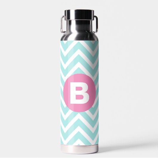 Trendiges Hellblau-Chevron-Rosa-Monogramm Trinkflasche (Vorne)