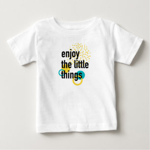 Trendiges, lustiges, glückliches Design von Genieß Baby T-shirt