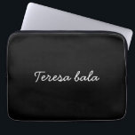 Trendiges Monogramm Moderne schwarze Schrift Namen Laptopschutzhülle<br><div class="desc">Fügen Sie mit diesem trendigen Monogramm-Design in moderner schwarzer Schrift einen schlanken persönlichen Touch hinzu. Perfekt für die Anpassung an jeden Namen oder Initialen,  ist dieser minimalistische Stil ideal für Geschenke oder den täglichen Gebrauch. Eine schicke,  stilvolle und professionelle Personalisierung für jeden,  der ein sauberes modernes Aussehen liebt.</div>