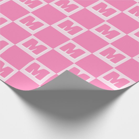 Trendiges rosa Monogramm kariertes Initial Geschenkpapier (Ecke)