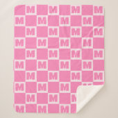 Trendiges rosa Monogramm kariertes Initial Sherpadecke (Vorderseite)
