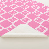 Trendiges rosa Monogramm kariertes Initial Sherpadecke (3/4)