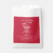 Trendiges Rot Sie ist die Kirsche auf dem Hochzeit Geschenktütchen (Vorderseite)