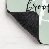 Trendiges Salbeigrün Schwarz Weiß Script Monogramm Mousepad (Ecke)