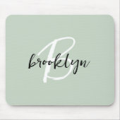 Trendiges Salbeigrün Schwarz Weiß Script Monogramm Mousepad (Vorne)