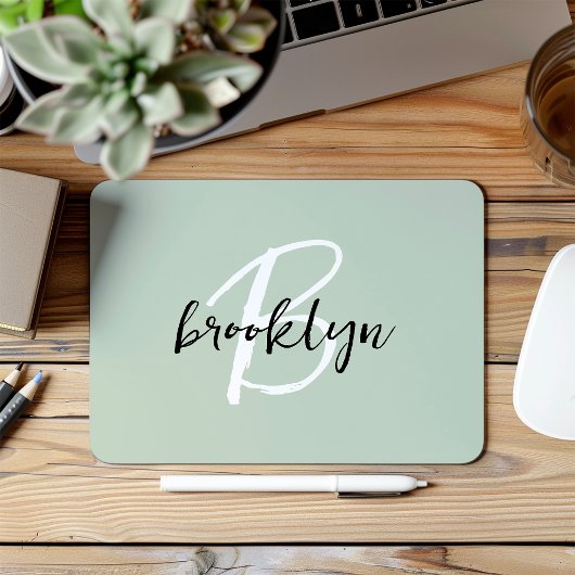 Trendiges Salbeigrün Schwarz Weiß Script Monogramm Mousepad