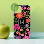 Trendiges Schwarzes Floral-Muster mit benutzerdefi Case-Mate iPhone 14 Hülle<br><div class="desc">Ein niedliches Design mit bunten Frühlingsblumen und einem kühnen schwarzen Hintergrund mit einem Single-Initial.</div>