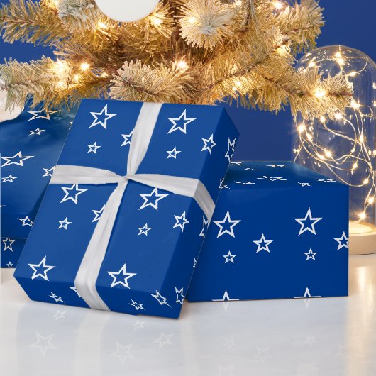 Trendiges weißes Sternmuster Blau Geschenkpapier (Feiertage)