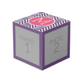 Trendiges Zickzack Muster mit Monogram - Pink Lila Würfel (Vorderseite Schrägansicht)