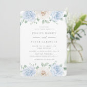 Trending Blue Floral Wedding Einladung (Stehend Vorderseite)