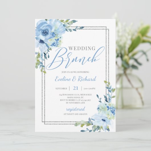Trending dusty blue floral silber Rahmen Hochzeit Einladung (Stehend Vorderseite)