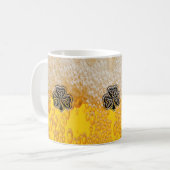 Trendlustiges Bier Irisches Glück Kleeblatt Kaffeetasse (Vorderseite Links)