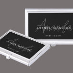 Trendmonogramm modern Personalisiert mit Namen Visitenkarten Dose<br><div class="desc">Machen Sie mit unserem Beruflichen eleganten, modernen Personalisierten Name Black Business Card Case eine überzeugende Professionalität. Dieses sorgfältig gestaltete Gehäuse spiegelt Ihren einzigartigen Stil wider und strahlt gleichzeitig Eleganz und zeitgenössischen Charme aus. Personalisiert mit Ihrem Namen, fügt es eine personalisierte Touch hinzu, die Ihre Netzwerk-Bemühungen auszeichnet. Mit seinem schwarzen Design...</div>