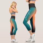 Trendname dunkel Aquamarin bis orange glatt Capri Leggings<br><div class="desc">Diese coolen, trendigen Capri-Leggings, die sich perfekt für Sportbegeisterte eignen, die ein minimalistisches Design mit einem schlichten, aquamarinen Farbverlauf auf der Vorderseite und einem lebhaften Orangengefälle auf der Rückseite haben. Diese Leggings sind genauso stilvoll wie funktional. Passen Sie Ihre Leggings mit einem schicken weißen Handskriptnamen auf dem links Bein an,...</div>