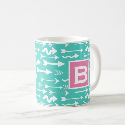 Trendpfeile Muster Aquamarin und rosa Monogramm Kaffeetasse (VorderseiteRechts)