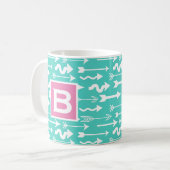 Trendpfeile Muster Aquamarin und rosa Monogramm Kaffeetasse (Vorderseite Links)