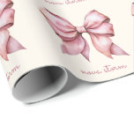 Trendrosa Bow Personalisiert mit Name Monogram Geschenkpapier<br><div class="desc">Machen Sie Ihre Geschenke unvergesslich mit unserem trendigen, rosafarbenen, Personalisierten Wrapping Paper, das für diejenigen entworfen wurde, die eine Mischung aus Vintagem Charme und moderner Eleganz Liebe haben. Das Verpackungspapier verfügt über einen zarten Wasserfarbenbogen in einem weichen rosa Farbton, der perfekt geeignet ist, um jedem Geschenk eine Touch von Coquette...</div>