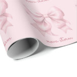 Trendrosa Bow Personalisiert mit Name Monogram Geschenkpapier<br><div class="desc">Lassen Sie sich von unserem angesagten rosafarbenen Bow, der mit dem Monogram Wrapping Paper "Name Monogram" Personalisiert ist, verzaubern und verbinden Sie elegant und personalisiert. Dieses Verpackungspapier zeichnet sich durch ein prächtiges rosa Coquette-Bogen-Design aus, das jedem Geschenk eine Touch von Eleganz und Weiblichkeit verleiht. Ideal für diejenigen, die die trendige...</div>