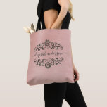 Trendrosa Monogram Name Script Tote Bag Tasche<br><div class="desc">Eine klassische Metallic-Rose,  goldfarben,  rosa Monogramm mit grauer Schrift,  schmückt diese Tasche. Entworfen für Sie von BlackBerry Boulevard.</div>