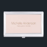 Trendrosa personalisierter Name Visitenkarten Dose<br><div class="desc">Eleganter Visitenkartenhalter mit Namen und Titel auf einem rot-rosa Hintergrund. Teil eines Set mit der Koordinierung von Bürobedarf und Geschäftsausstattung.</div>
