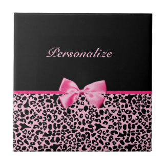 Trendrosa und schwarze Leoparden, rosa und rosafar Fliese