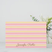 Trendrosa Vanille Yellow White Script Template Briefpapier (Stehend Vorderseite)