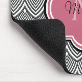 Trendschwarz angestrichene Scallops Pink Monogram  Mousepad (Ecke)