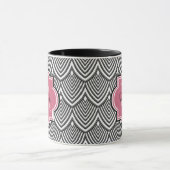 Trendschwarz angestrichene Scallops Pink Monogram  Tasse (Zentrum)