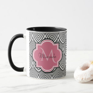 Trendschwarz angestrichene Scallops Pink Monogram  Tasse