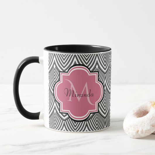 Trendschwarz angestrichene Scallops Pink Monogram  Tasse (Mit Donut)