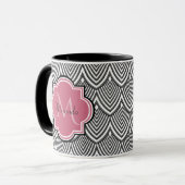 Trendschwarz angestrichene Scallops Pink Monogram  Tasse (Vorderseite Links)