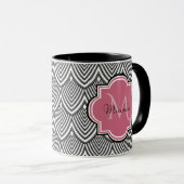 Trendschwarz angestrichene Scallops Pink Monogram  Tasse (VorderseiteRechts)