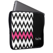 Trendschwarz-weiß Zickzack rosa mit Namen Laptopschutzhülle (Vorne Rechts)