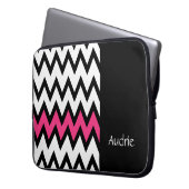 Trendschwarz-weiß Zickzack rosa mit Namen Laptopschutzhülle (Vorderseite Links)