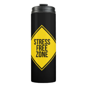 Trendstress Free Zone Zitat gelb schwarz Thermosbecher