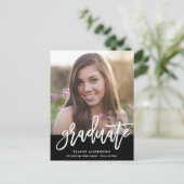 Trendwhite Brush-Skript-Abschluss-Einladung Postkarte (Stehend Vorderseite)