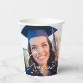 Trendy Abschluss Foto Weißes Skript-Party Pappbecher (Vorderseite)