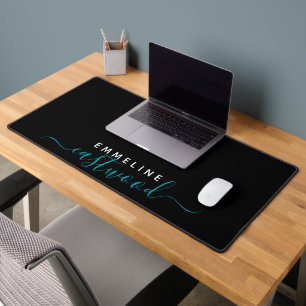 Trendy Aquamarin Script Monogram auf Black Schreibtischunterlage