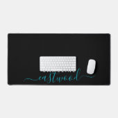 Trendy Aquamarin Script Monogram auf Black Schreibtischunterlage (Tastatur & Maus)