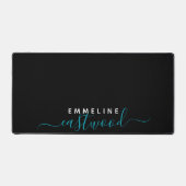 Trendy Aquamarin Script Monogram auf Black Schreibtischunterlage (Vorderseite)