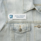Trendy Beruflich Dental Assistant white Blue Namensschild (Beispiel)