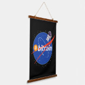 Trendy Bitcoin Astronaut Space Crypto Wandteppich Mit Holzrahmen (Gewinkelt)