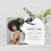 Trendy Black Bow Foto Abschluss Einladung (Stehend Vorderseite)