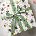 Trendy Black Buzzing Honeybee für Frühjahr und Som Geschenkpapier<br><div class="desc">Erleben Sie die Schönheit der Natur mit unserem blühenden Honigbienenmuster, das von Nathalie Portet mit handgezeichnet Illustrationen illustriert wird. Vor einer knusprigen, weißen Kulisse blühen die Blume des gelben Frühlings Cosmos, was eine fröhliche und skurrile Szene schafft. Ideal für Frühlings- und Sommergeburtstage, Naturliebhaber, Bienenliebhaber, Gärtner, Brautpartys und Babyduschen zum Thema...</div>