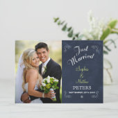 Trendy Black Chalkboard | FOTO | Just Married Ankündigung (Stehend Vorderseite)