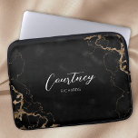 Trendy Black & Gold Marble Script Monogram Name Laptopschutzhülle<br><div class="desc">Ein trendiger Laptop-Gehäuse mit schwarzem und goldfarbenem Marmorhintergrund und schicker Kalligraphie-Schriftart für Ihren Namen oder Ihre Initialen. Die elektronische Hülle des Skriptes enthält Platz, um Ihren Namen oder Initialen hinzuzufügen, können Sie sogar Ihr Firmenlogo hinzufügen, um es unternehmensfreundlicher zu machen. Dieses elegante Notebook aus schwarzem Marmor wird Sie begeistern und...</div>