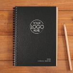 Trendy Black Leather Modern Logo Wochenplaner<br><div class="desc">Klassischer Wochenplaner mit persönlichem Logo auf Ledertexturabdeckung. Personalisierbares Logo,  Jahr,  Name. Die schlichte Eleganz. Stilvolle,  moderne Serifentypografie. Der Planer enthält monatliche Übersichten und wöchentliche Planungsblätter.</div>
