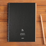 Trendy Black Leather Modern Monogram Weekly Planer<br><div class="desc">Einfache,  moderne Monografie über eine Ledertexturabdeckung. Moderne abgerundete Sans Serifentypografie verleiht ein elegantes lässiges Gefühl. Der Planer enthält monatliche Übersichten und wöchentliche Planungsblätter.</div>